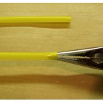 Evasement du l'entrée du tube avec une pince a bec fin avec un mouvement de rotation .